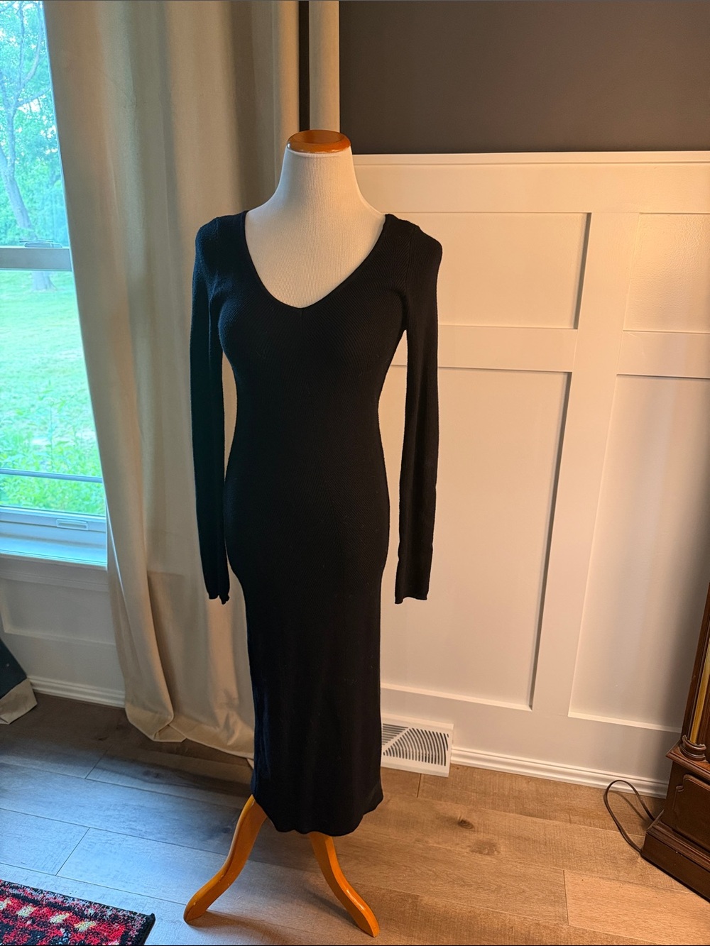 Classic Black Long-Sleeve V-Neck Knit Dress